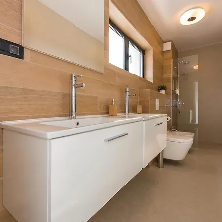 Semesterbostad Front In Tribunj