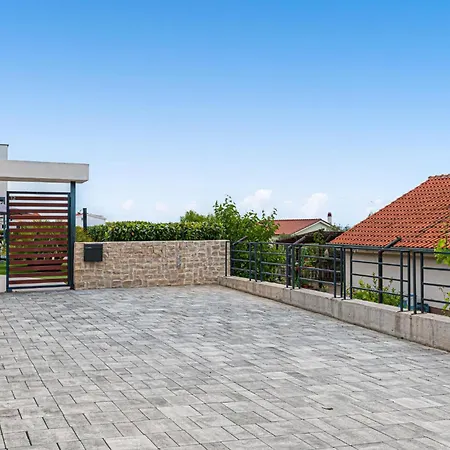 Front In Tribunj Semesterbostad